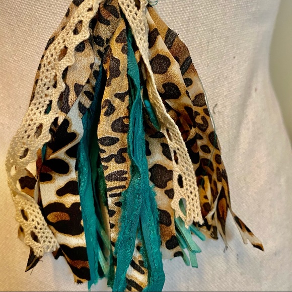 Beautiful turquoise color and gold bead necklace - Picture 3 of 8